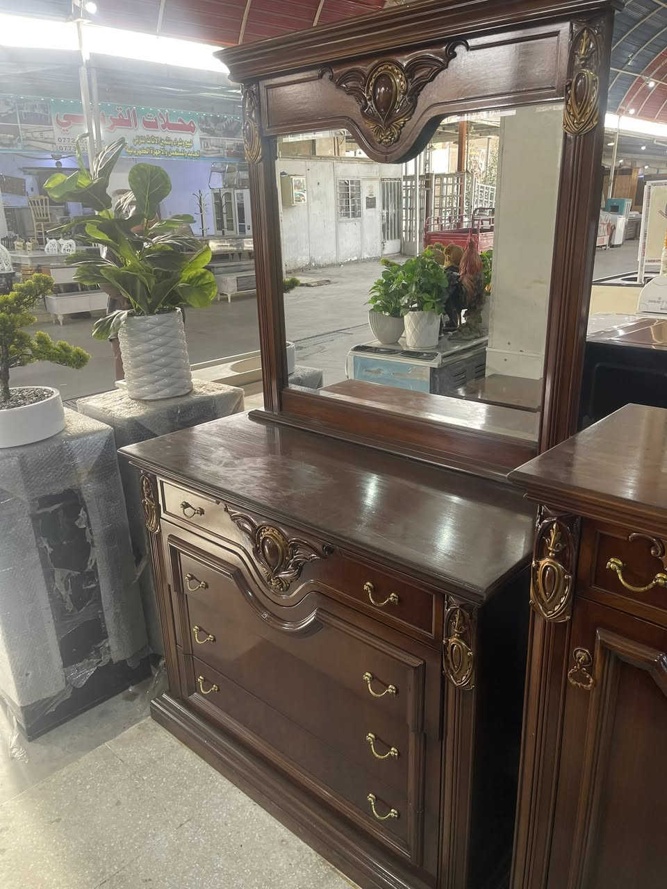 غرفة من عمل ( شكر النجار )
النظافة ٩٨ ٪؜
الخشب بلوط والنقش زان 
بغداد الجديدة/ معرض صاحب السعادة 
مجمع الرحمة التجاري 
للاستفسار/ خاص او واتساب/ ***********
