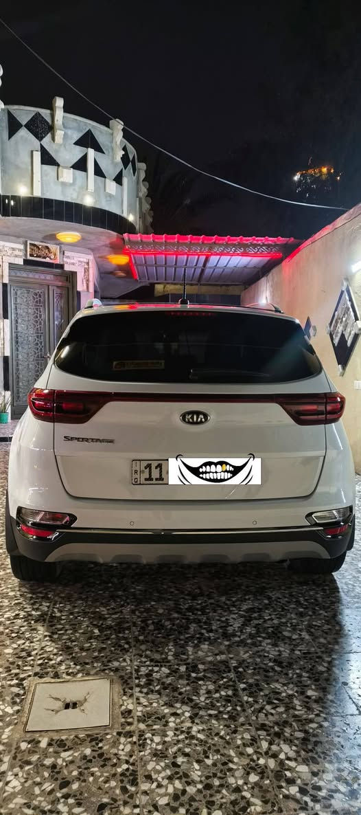 السلام عليكم سبورتج للبيع موديل ٢٠١٩ شكل ٢٠٢٠ ماشية ٤٠ حقيقي
المواصفاات...⛔
1- بصمة 
2- بانوراما
3- كشنات كهرباء جلد
4- شاشة اصلية و تبريد لمس 
5- تحكمات استيرن 
6- مري شفط 
7- قطعتين تبريدد 
8- ثلاث انضمة قيادة + مانع انزلاق 
9- حساسات امامية خلفية 
السيارة جديدة حرفيآ عله وضع الشركة سبير منازل 
السيارة مكفوله كفالة عامة عدااا رصعه صغيره ب الباب الخلف الصدر 🚫🚫
السعررر... 215$ ورقة 
العنوان بغداد قرب جزيرة بغداد السياحية 
للأستفسار اكثر *********** غير متواجد على فيسبوك و ماسنجر
