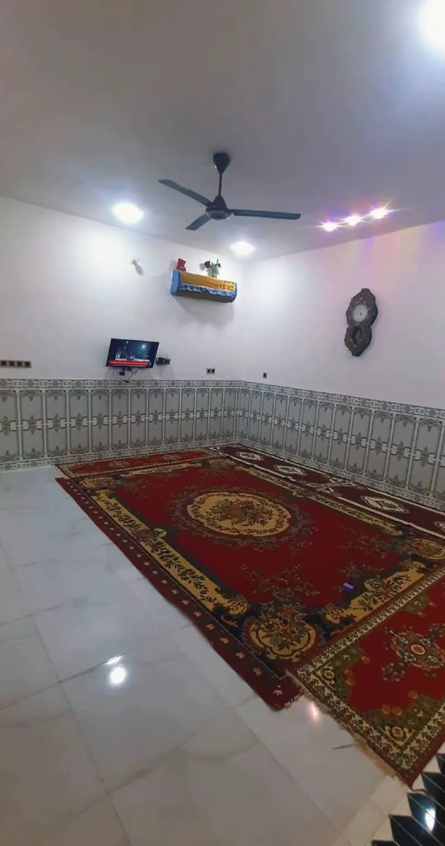 السلام عليكم دار سكن للبيع حديث البناء درجة اولئ في الكوت منطقة حي الحكيم نزلة بيت خليفة او نزلة التمايمة مساحتة 200م يقع على شارع 20م ركن ومقابيل البيت ساحة البناء طابوق درجة اولى والسقف صب مسلح الاساس رفته والارضية والجدران سيراميك ويتكون البيت من غرفتين نوم وصالة واستقبال ومطبخ وصحيات داخلية وخارجية ومرقم من قبل البلدية عوزه ملاحظات بسيطه تطبيق الطارمه ولبخ الواجهيه الاستفساراكثر
***********

68وبي مجال
