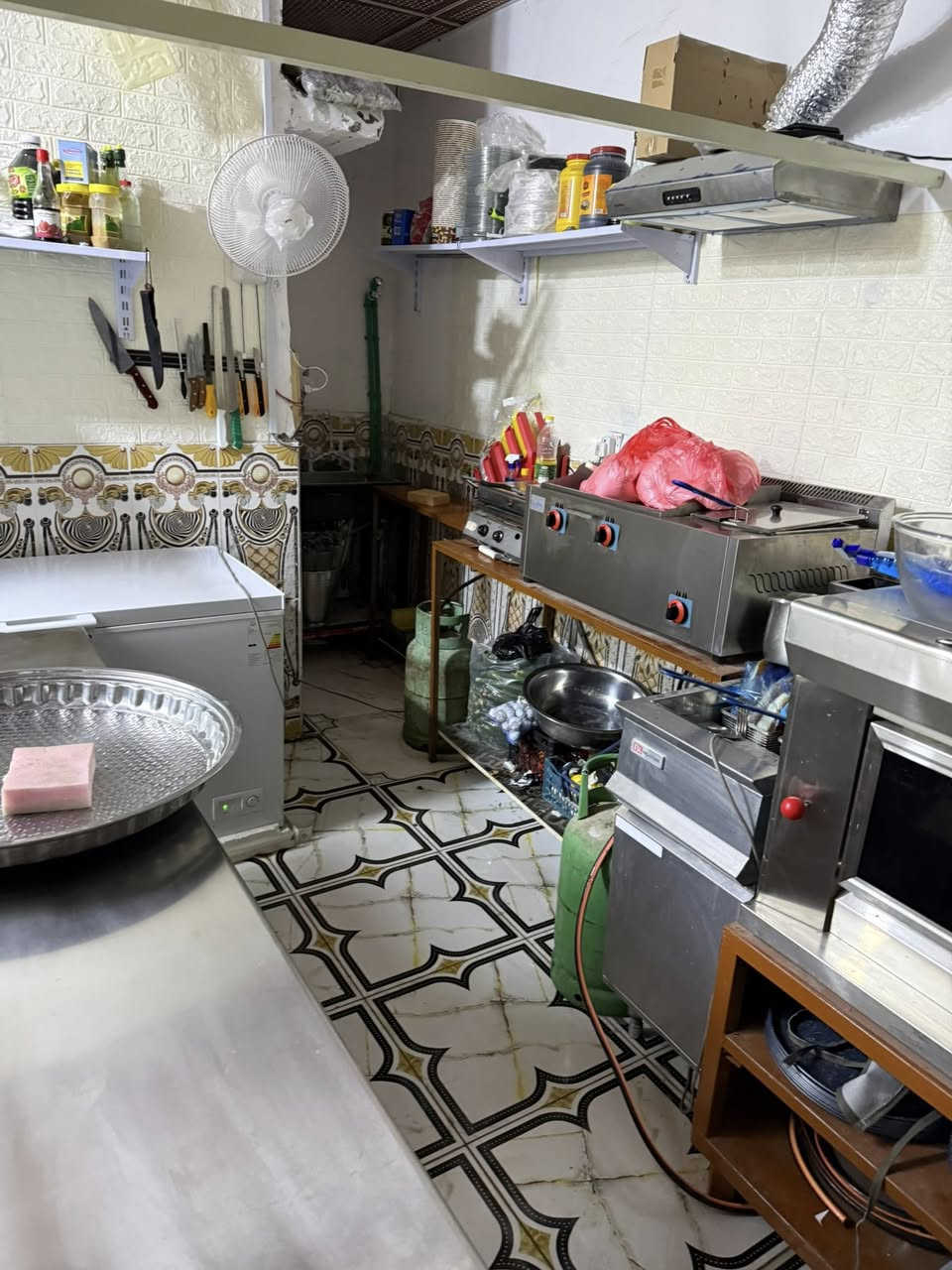 السلام عليكم اعادة نشر بسبب الوعود الكاذبه مطعم كامل ما يحتاج خاشوكه تسوك وفتح المطعم يحتوي على
فرن بيتزا +مع ميز +وصواني 
قلايه برجر مزدوجه مع قلايه فنكر
شوايه كص مزدوجه 
شوايه دجاج ١٠ عيون 
ميز تحضير ستيل غذائي 
عجانه 
مثرامه 
براد مقبلات ١٠ بلانك 
مجمدات ٢
براد مشروبات ١
ميز كاشير 
شوايه كباب كبيرة 
جام خانه تفصال 
المطعم جاهز ما بيه نقص خاشوكه 
العنوان الهوير شارع الصناعه قرب دائرة الكهرباء 
سعرة مناسب *********** بيع او ايجار
