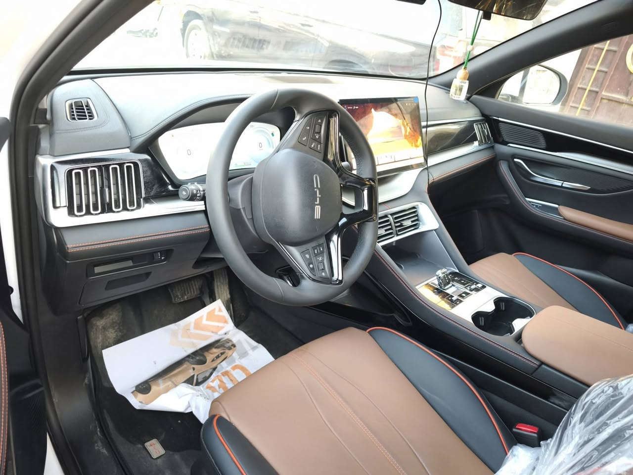 سونج بلاص BYD خليجي وكالة شركة NAT للبيع ⭕️
مرقم بغداد  وجاهز
وارد خليجي شركة بي واي دي بغداد
موديل 2026 سنوية
ليبل من المصنع مكتوب مصنعة خصيصا ضمن مواصفات GSO يعني مواصفات دول الخليج العربي 
اللون ابيض
محرك 1500 تيربو جارجر  dmi 
دفع امامي FWD
🅰️ضمان السيارة ٦ سنوات او 150 الف km 
🅱️ضمان البطارية 8 سنوات او 200 الف km 
سبير موجود 
بانوراما 
كامرات  360 درجة 
حساسات أمامي خلفي 
مخرج الشاحن type 2 
تمشي بالشحن 90 km فعلي 
كرسي السائق كهرباء 
نظام السيستم عربي أوامر صوتية كلها بالعربي 
بصمتين وكارت 
دخول ذكي 
كل المواصفات بيها
ماشية 2000 KM  وقابلة للزيادة
🟥السيارة مكفولة كفالة عامة
شرط تحويل مباشر 
للمعلومات والاستفسار  
اتصال
***********
