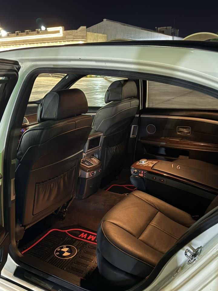 (للبيع) ما شاء الله🪬
BMW 745li 2003
الباب الطويل لونك دور فول مواصفات
V8 4.5L
غرفه جديده بالكارتون 
سقف اسود شاموا مطعم بكريمي
شاشه بلوتوث كار بلي يوتيوب ويز لمس و اعدادات السياره الاصليه 
فتحة سقف
مري قلاب على البك
بيبان 4 شفط وصندوق شفط
4 مقاعد تدفئة و تبريد
4 مقاعد تحكم منفصل
5 بردات كهرباء
مقاعد وضعية طياره
ثلاجه خلفيه
ايرباگات عدد 10
ماوس تحكم امامي خلفي
شاشه خلفيه 
كامره خلفيه 
حساسات 360
تلفون اتصالات
لايتات داينمك متحرك
ستيرن كهرباء و تدفئه
مودات القياده S وn وm
مري شفط
تبريد امامي خلفي منفصل
وبعد مواصفات خير من اللّٰه
وبيها ضافات دعاميه 2008 دركه 2008 بگ لايت  2008
السياره وارد كوري حداديه و تخم تاير وتخم ويل كروم كلهن جدد الرقم الجديد سنويه لل29 
ملاحضه (بيها صبغ حزام للجماليه فقط وجاملغ مبدل جهة السايق نفس اللون)
السعر (145) وبيها مجال بسيط

للاستفسار ‭***********
مكان السياره ميسان
