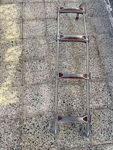 السلام عليكم 
دوشمه استاركس كامله للبيع 
مسجل بلاتوث استاركس هوه والطرار للبيع 
+درج مستخدم +شباك دعاميه اصلي 
التواصل ***********
