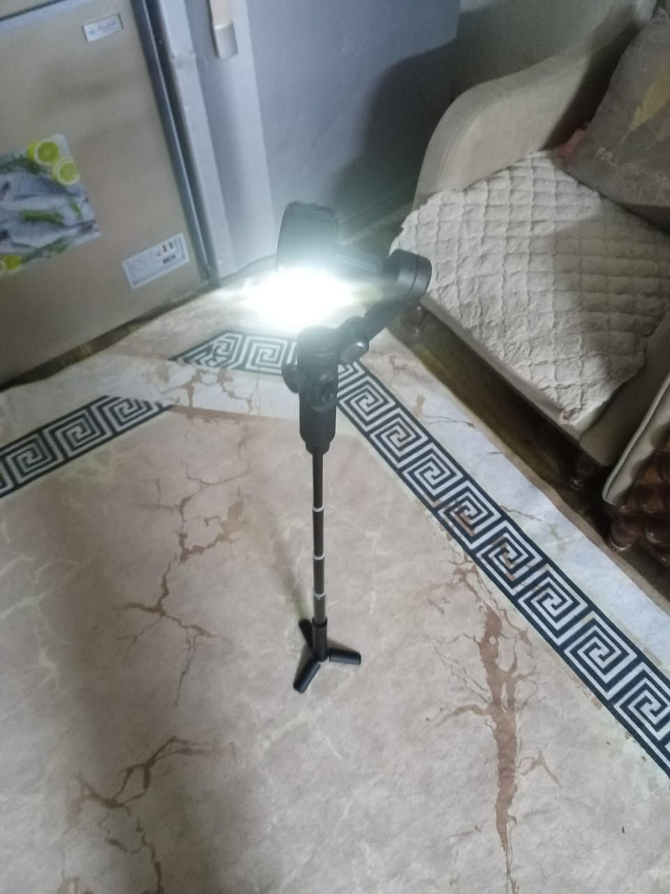 اوزمو 
هذا المنتج هو AOCHUAN Smart XE، وهو مثبت جيمبال (Gimbal) ثلاثي المحاور للهواتف الذكية. 
يتميز بتقنية تثبيت Smart 7.0 لضمان تصوير فيديو خالي من الاهتزازات.
يأتي مع ضوء تعبئة مغناطيسي RGB قابل للفصل لتحسين الإضاءة أثناء التصوير.
يتميز بتصميم قابل للطي، مما يجعله محمولاً وسهل التخزين.
عمر البطارية يصل إلى 10 ساعات.
الاتصال على الرقم ***********وتساب متوفر السعر 85قفل
