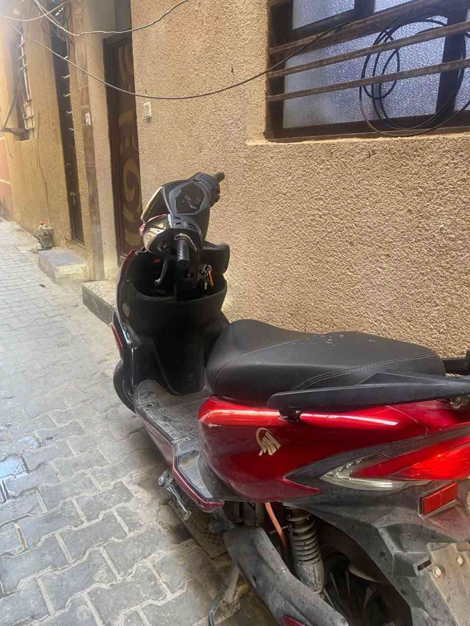 فول مواصفات دراجه شحن سكنس
1كهربائيات دبل اشاره ضوه امامي عالي ناصي 
2بك وره 
3ثلاث سرع الاوله ٤٠ الثانيه٦٠ والحد الاقصه ٩٠ ولحقيقي 
٨٠
4شاحنتها الاصليه وياها.. 
دراجه بطاريات بلادي صالها عندي ست اشهر مصاحت اخ راسي دراجه نضيفه وبطارات عمر 
فقط كفرات تعبانه وال امامي طاك 
سعر ٤٠٠ للاستفسار اتصال عل واتساب ***********
