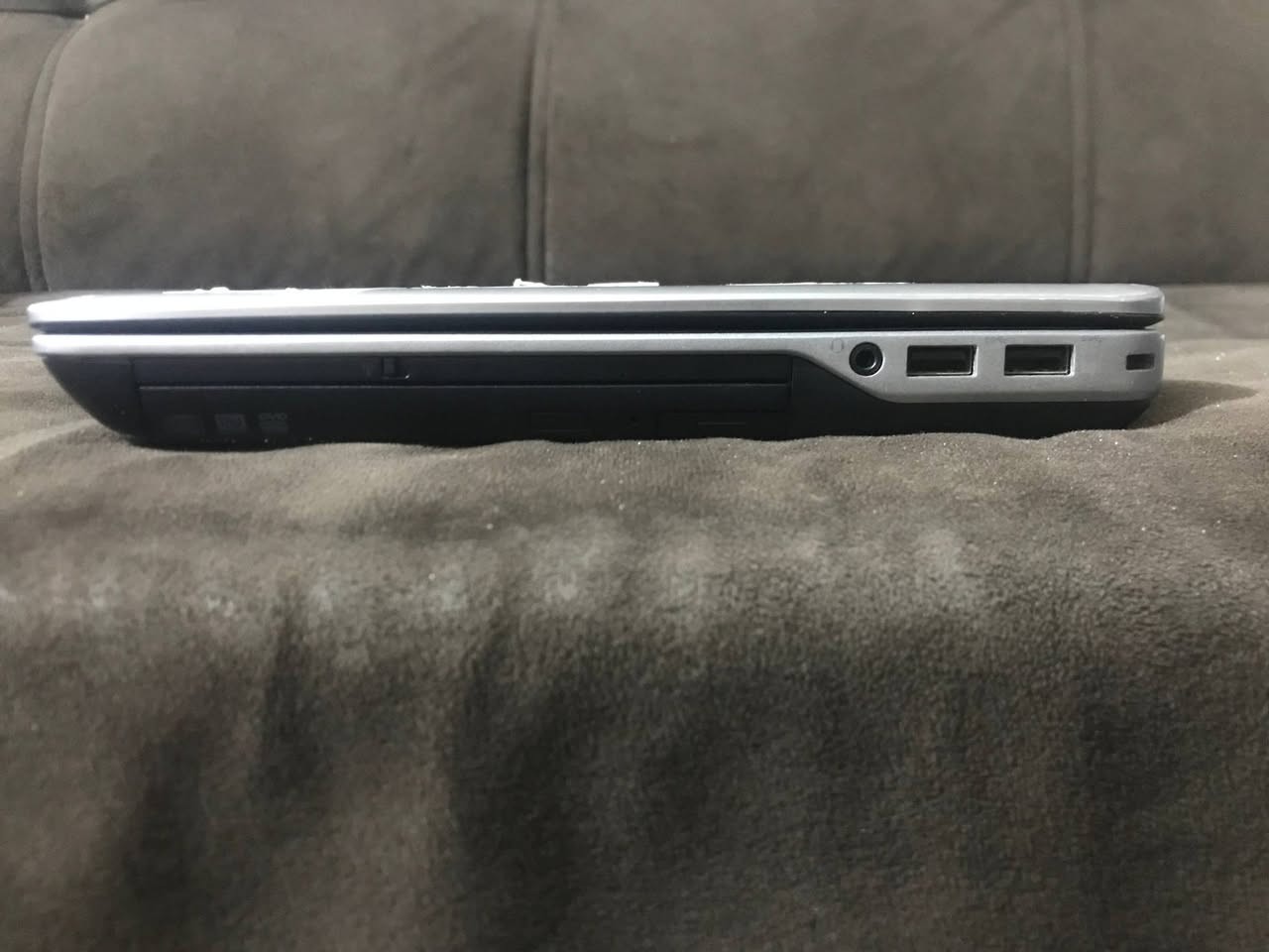 السلام عليكم

لابتوب dell latitude E6440 

المواصفات I5 الجيل الرابع 

كرت شاشه داخلي

وكرت شاشه خارجي radeon hd8600M

بدون شحن بطاريه تكفي عشر دقايق

شاشه تصير بالطول مثل ما موضح بالصوره 

الابتوب نظيف مثل ما موضح بالصور

منافذ HDMI و VGA  

السعر 170 الف

العنوان بغداد جميله شارع خير الله

ماعندي توصيل 

اللزكات بكيفك تريد تبقيهن او تريد اشيلك اياهن


**إذا كنت صاحب هذا الإعلان وتريد حذفه لأي سبب، رجاءا أرسل رسالة إلى الدعم الفني**