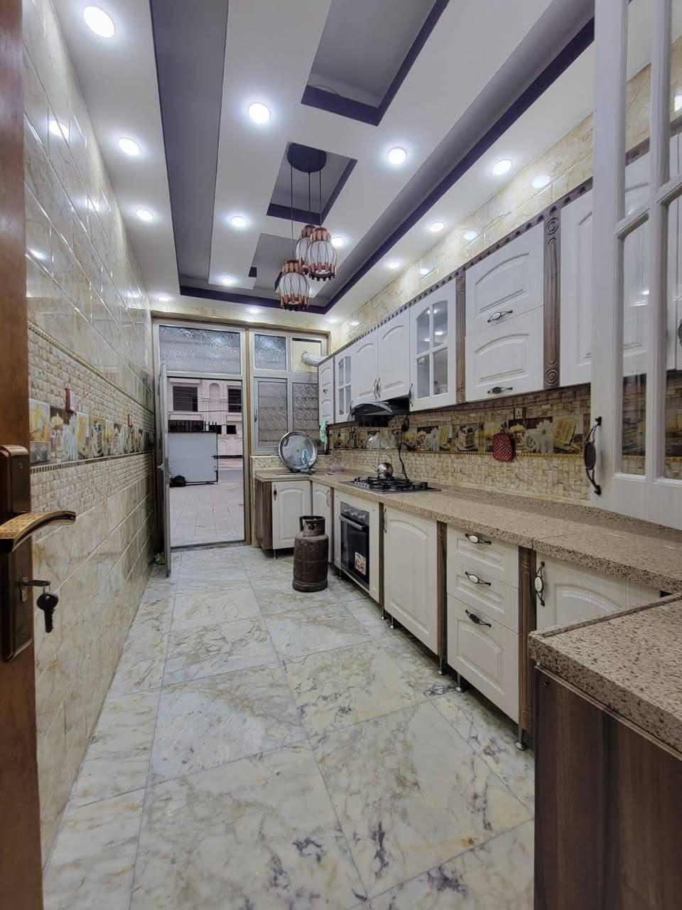 السلام عليكم

دار حديث مساحه 140م بناء من الأساس نظام رفت على شارع المشجر البيت فارغ وجاهز للسكن 

واجهه 7م نزال 20م 

كراج
حديقة
صاله
مطبخ
حولي 2
حمام 2
غرف نوم عدد 3
الارضيه مرمر والواجهه حجر تطعيم
سقوف مغربيه

السعر 525مليون وبي مجال والتفاوض مع صاحب العقار 

بغداد الغزاليه شارع المشجر
للإستفسار *********** مكتب الطائي للعقار بأداره ابو مصطفى الطائي
