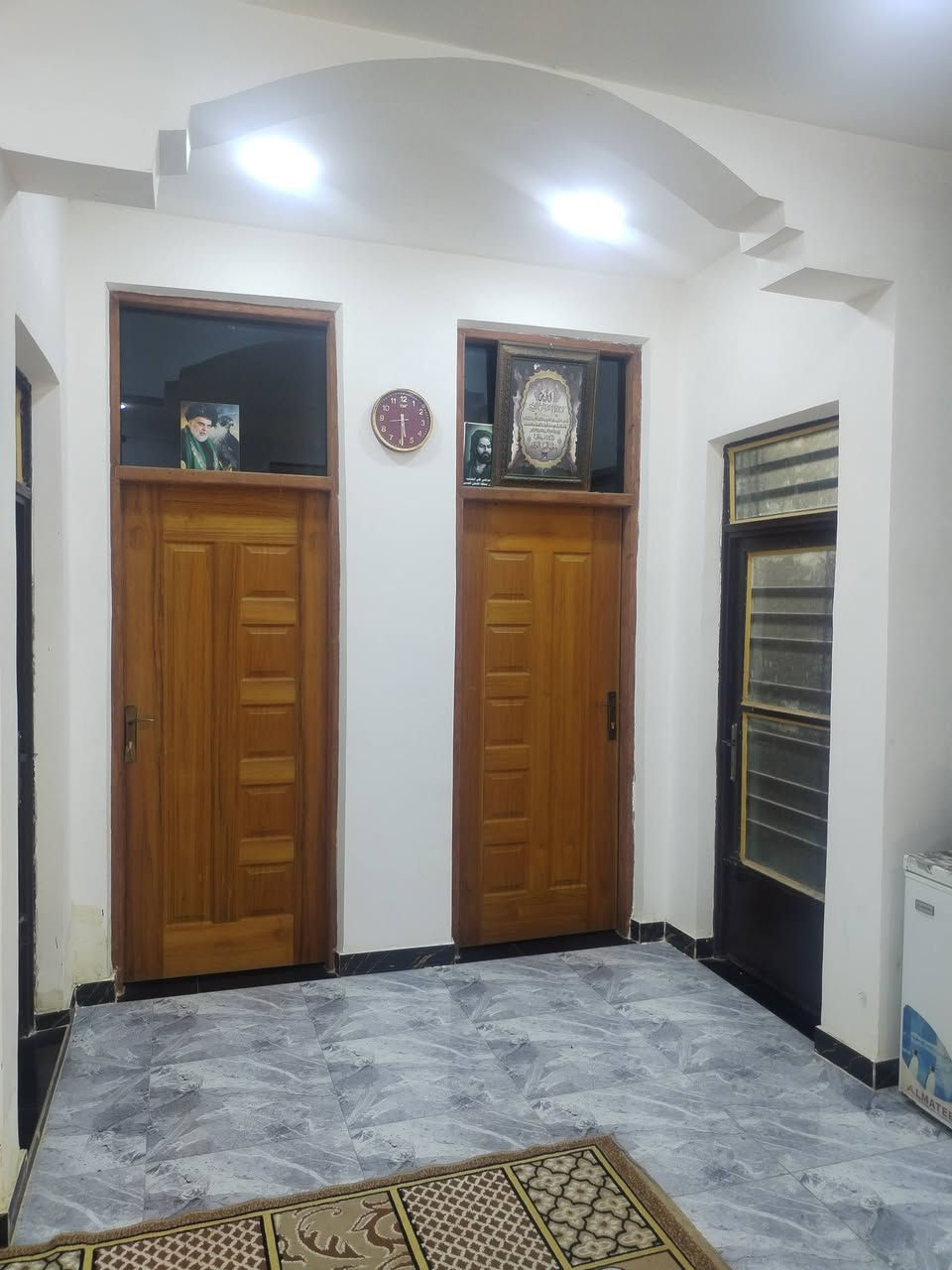 سلام عليكم بيت للبيع بحي الحكيم نزله الوائليه مساحه 200 متر بيت جاهز عله اخر حبايه بناء طابوك السطح صب كونكريت شارع مالته عرضة 10 مرقم قسم بلديه حي حكيم بيه بيه استقبال و غرفتين و صاله و مطبخ و صحيات داخليه و خارجيه ***********
