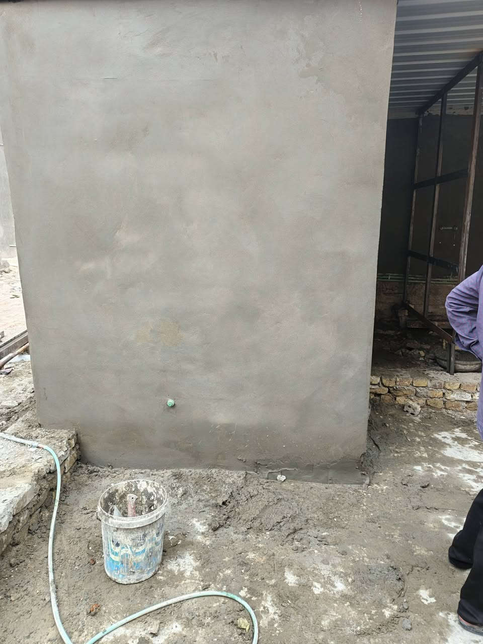 خلفه بناء ولبخ متفرغ
***********
