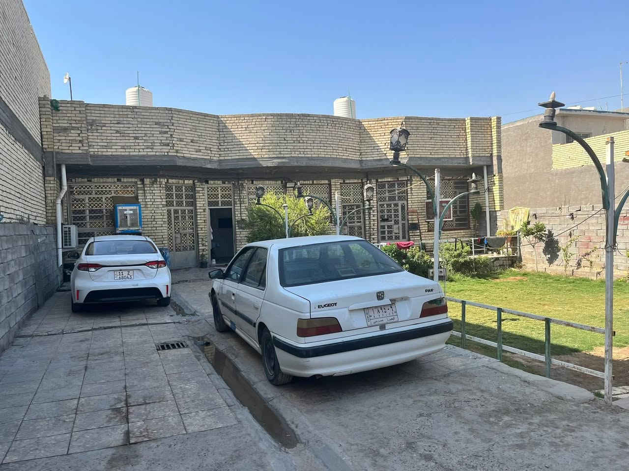 قطعه ارض مساحه 500 متر مشيد فيها دارين متشابهين مفصولين واحد عن الاخر من كافه النواحي فقط الحديقه والكراج مشترك  مساحه البناء للدارين 270 متر  يحتوي كل دار على استقبال ومطبخ وحولي وغرفتين نوم ودرج وبيتونه وترك خلفي وترك جانبي داخل كل دار ارتفاع البناء عن مستوى الشارع 1 متر البناء سنه 22 الموقع الشعله الدوانم شارع البلوك (اسد بغداد ) اقرب من مدرسه الامامين  باربعه افرع السعر 230 اني مالك البيت ليس دلال  رقم الهاتف ***********
