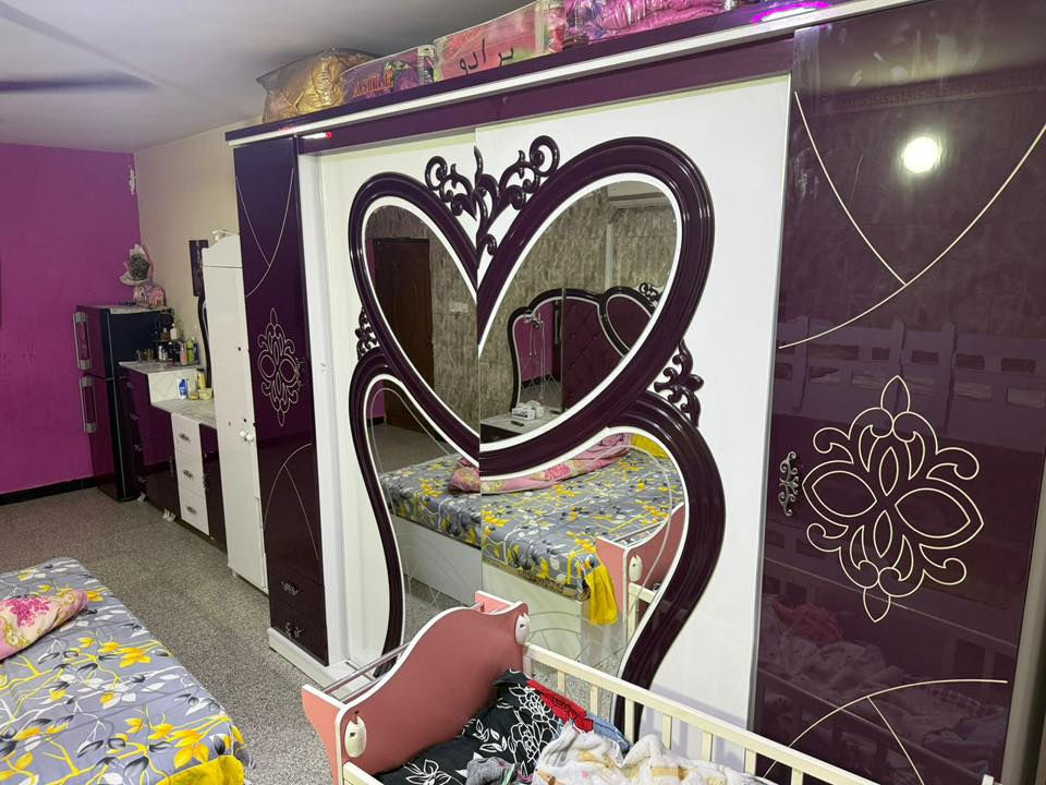 غرفه اخشاب ب٣٠٠ 
كنتور اطفال ب١٢٥ 
جربايه اطفال طابقين ب٢٢٥ وكلهم بيهم مجال 
الاتصال ***********
