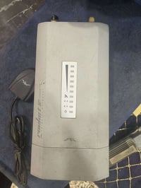 هذا الجهاز هو Ubiquiti Rocket M5 Titanium xw، وهو نقطة وصول لاسلكية (A...