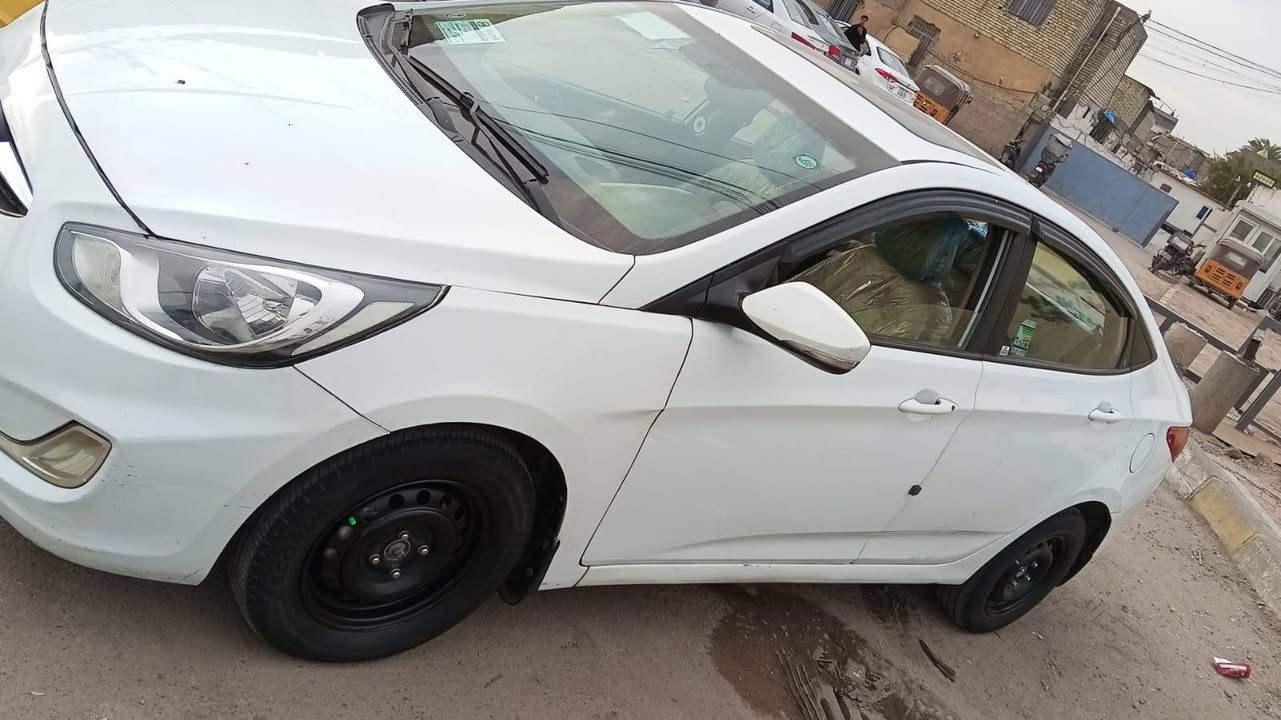 السلام عليكم ورحمة الله وبركاته
اكسنت موديل ١٢ بغداد 
مكينة ١٦٠٠
كامل مواصفات
فتحة
شاشه
إشارة بالمري
سيار باسمنا تحويل مباشر
سيارة بيها قطع صبغ
ابيعلك حزام
مكان السيارة بغداد البلديات
السعر ٨٣ وبيها مجال حق الجيه ***********
