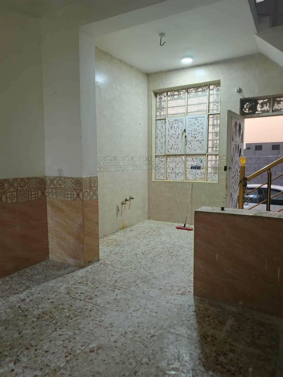 بسم الله الرحمن الرحيم بيت 50 متر للايجار سعر الايجار 150 حي النداء شارع قنبر عمود 54 قرب مجمع الكرار يحتوي على غرفه +صاله + مطبخ +حمامات البيت جاهز بي سخان وتانكي ومراوح للاستفسار ***********
