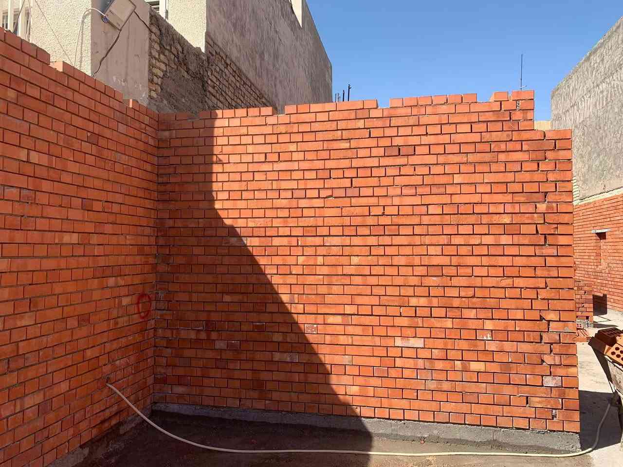 السلام عليكم خلفه بناء جانب من اعمالي. داخل بغداد. ***********
