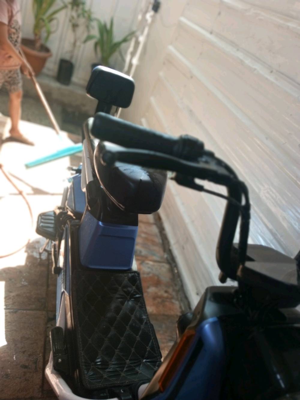 دراجة كهربائية راقية باللون الأزرق بحالة ممتازة. مزوّدة بمقعد مريح وسلة أمامية مناسبة للتسوق أو التخزين. الأضوية الخلفية والأمامية في حالة عمل مثالية. الدراجة مثالية للتنقل داخل المدينة بسهولة وسرعة.