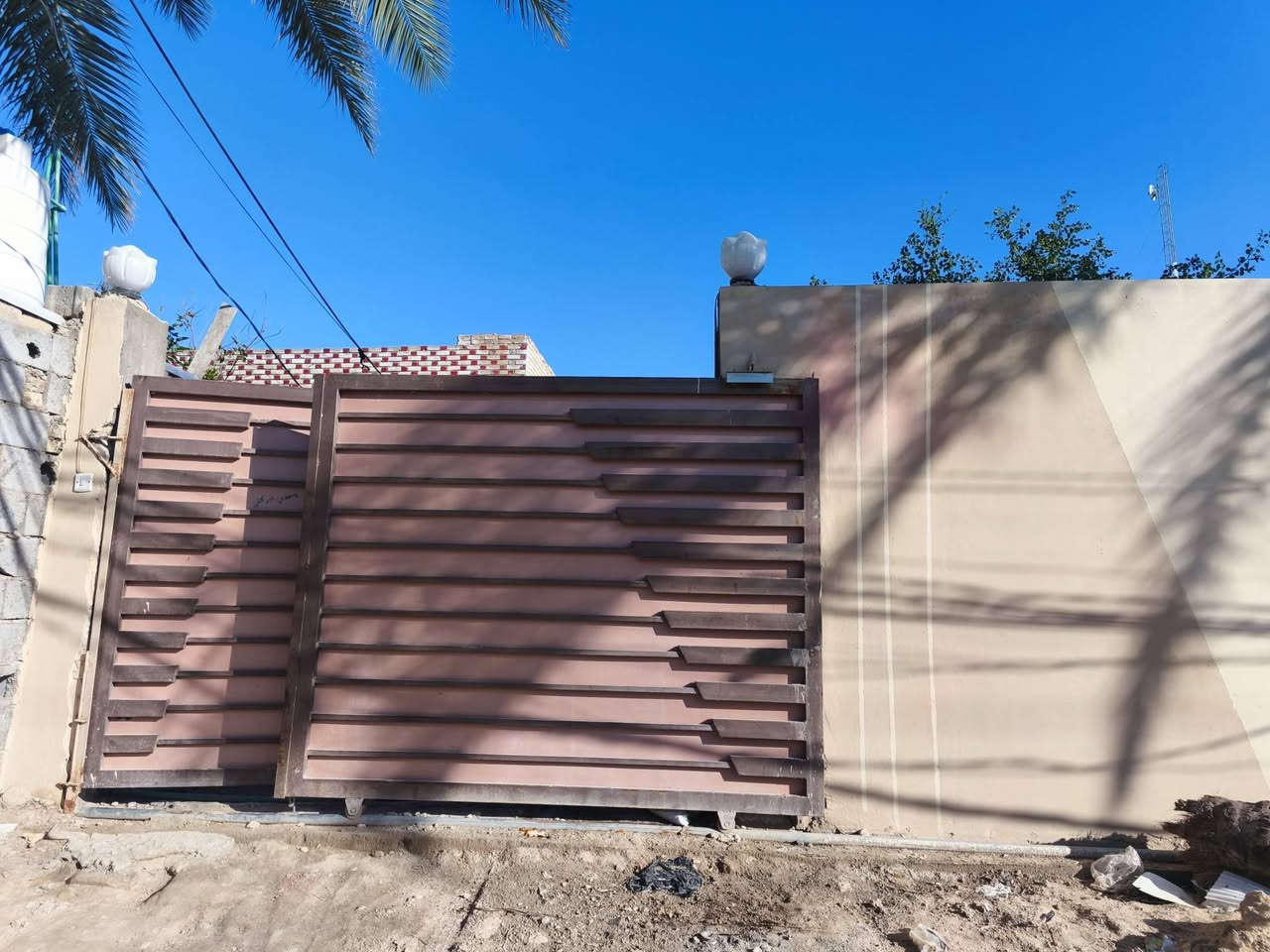 سلام عليكم قطعة للبيع في شارع الحولي قرب ساحة المظفر تحتوي على
 دارين + مضيف مساحة بناء 250 متر 
عرصة 500 متر 
سعر 200 مليون مع المجال 
للاستفسار تواصل على رقم ***********
