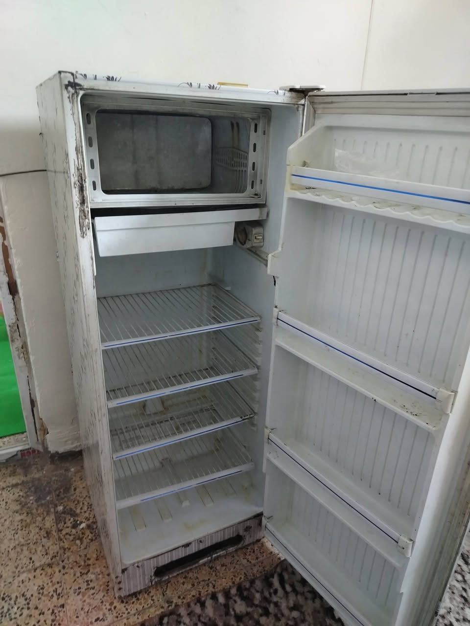 الله شاهد كلهن جدد ممسخدمات ابد سعر تخم ٢٠٠ كاونتر ٢٠٠ غساله ١٥٠ ثلاجه ٦٠ قديمه بس بارده بس ثلاجه قديمه وجمد قوي كيزر ٦٠ ميز بلازمه مع رفوف ٧٠ ***********
