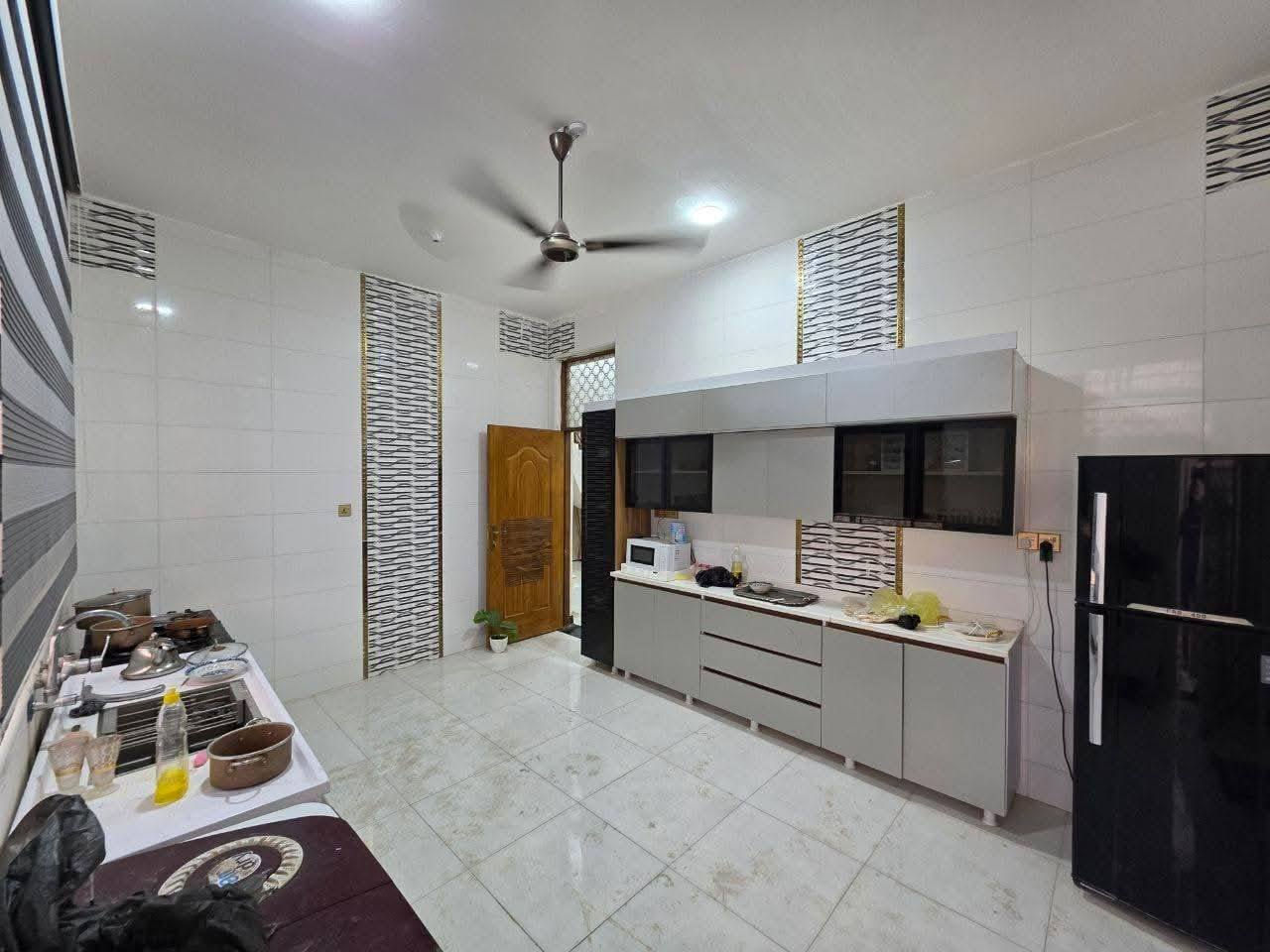 يارزاق ياالله 
دار سكن 150م طابو زراعي بناء حديث درجه أولا بناء طابوك يتكون من غرفتين نوم وهول مطبخ استقبال بيتونه على مساحه الهول سطحين صحيات داخل وخارجيه كراج سياره حي الحكيم شارع الوائليه 
لاتصال على لارقام التالية واتساب ***********
***********
