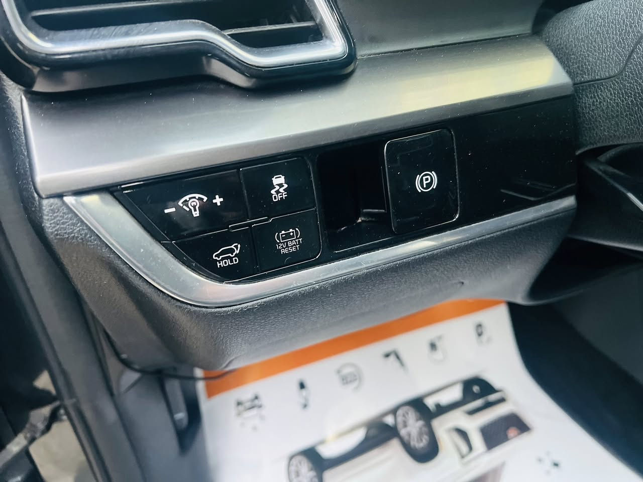 ﷽
للبيع كيا سبورتاج هايبرد Ex
موديل 2023
ماشيه 45الف كيلو 
رقم بغداد الجديد 
مواصفات 
بنوراما 
كراسي جلد 
هيتو كراسي 
قياده ذاتيه 
أوتو بارك 
كرسي كهرباء 
تحكم مقود 
شاشه كبيره 
فور ويل دفع رباعي 
صندوق شفط 
حساس خلفي 
اشاره بالمري
فول واصفات 
الضرر 
كصة لغد يمين 
وتبديل نفس اللون البنيد وجاملغات عدد2
صبغ باب سايق 
صبغ باب خلف السايق 
صبغ جاملغ خلفي السايق 
العنوان بغداد الدوره 
الي يعجبه خلي يتصل والسعر عل خاص 
السياره مابيها اي نقص 
***********
