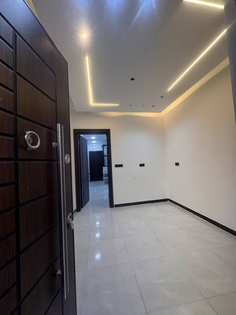 متاح للبيع مشتمل
مساحه ٥٢ ونص 

واجها ٣.٥ 

ونزال ١٥ 

فول مودرن 

يحتوي على ثلاث غرف نوم مع حمامات عدد٢ 

مدخل واحد ثالث بيت من شارع العريض الرئيسي 

١٨٥ السعر وبي مجال قابل للتفاوض 

*********** 

مكتب البقيع شارع المدارس مقابيل مدرسه سومر الاهليه
