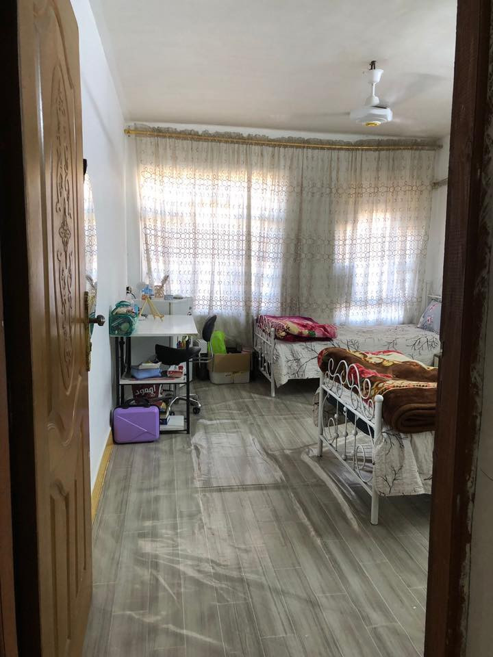 السلام عليكم ' بيت 150 متر للبيع منطقة الحسينية المخابرات ببداية الحسينية بـ💸120 وبي مجال
بي 5 غرف نوم كبار ' واستقبال وهول ومطبخ وحمامات فوك وجوة
 بعد بي كومة بناء ممصوري لان ساكنين بي
للاستفسار / ***********
