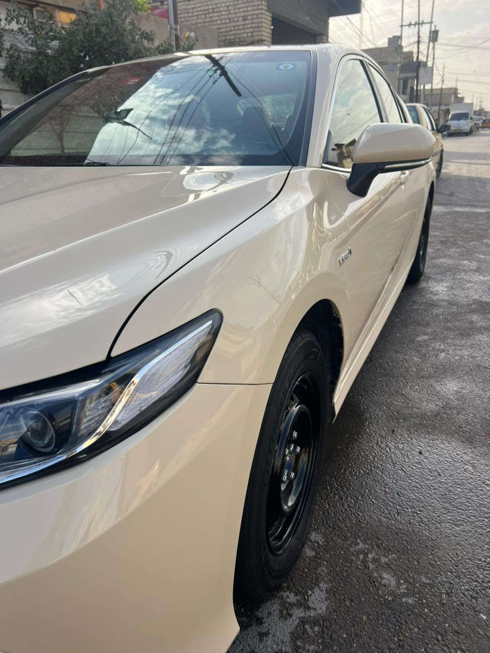 السلام عليكم كامري هايبرد 2023 اصولي اصولي ما معلاية تكسي دبي صبغ عام لتغير لون حادث السيارة تبدل بنيد وقبق صندوك وبيها دفعة بل بدنة الخلفية مال دعامية طخة بالباب الأمامي والخلفي بصفحة اليسرة كير ومكينة مكفولات الهايبرد أي عطل مابي صدر خلفي امامي تخم تاير كله جديد داخل بلادي احمر جلد السعر 155 وبيها مجال العنوان بغداد 
الرقم ***********
