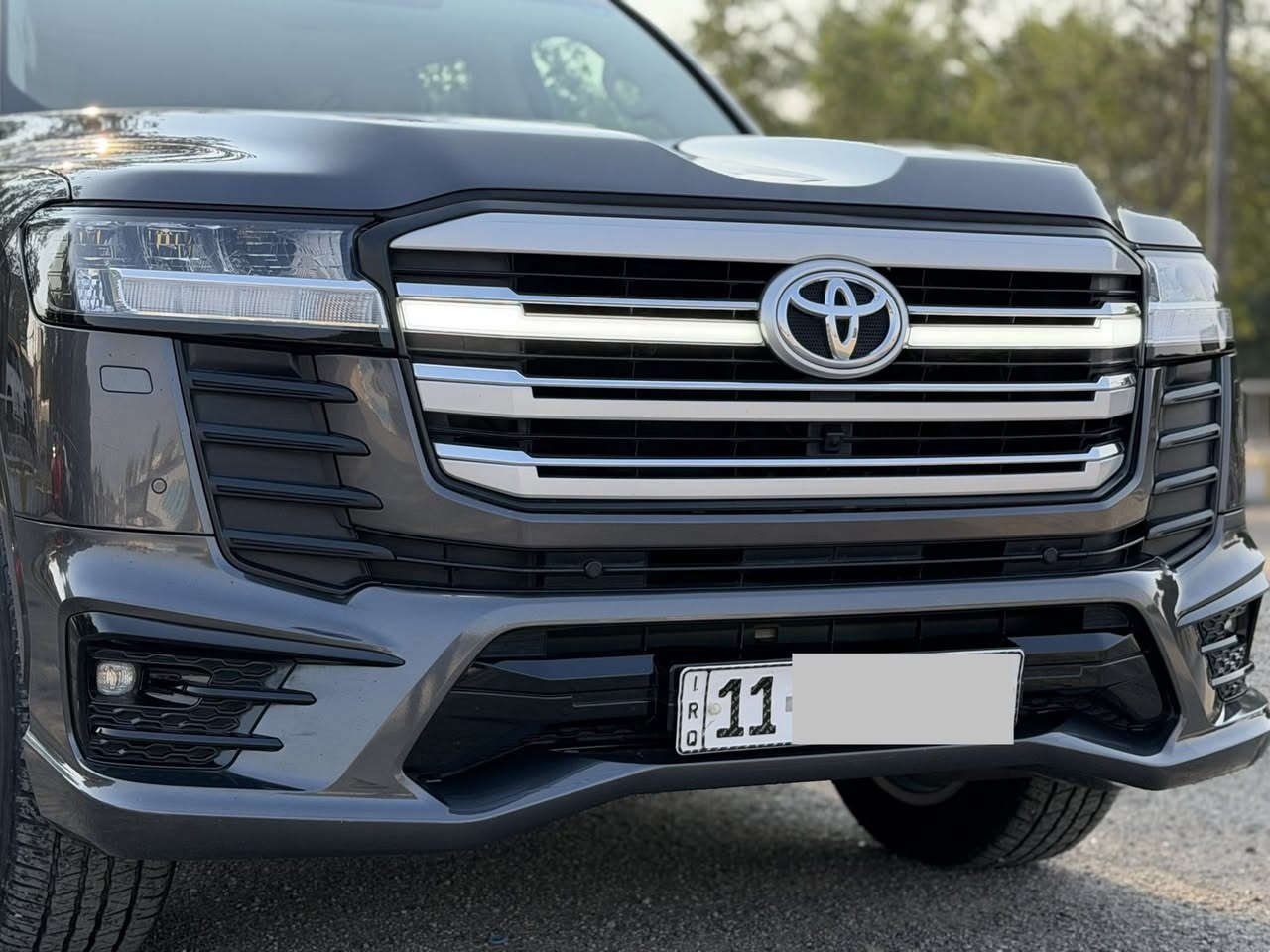 سلام عليكم .... اخوان عندي لاندكروز 2024  لمتد ساز اصلي لون فيلي مكفوله من الضرر والصبغ والبارد رقم بغداد بأسمي وتحويل مباشر ماشيه 42 
اخوان السياره كل مواصفاته اصليه يعني اي اضافه مابيه  يعني لمتد اصلية وسعرها 68800$  من الاخير واي استفسار هذا رقمي *********** مكان السياره السيدية حي الاعلام 
مواصفاته 
محرك 6 سلندر 4000
سلايد 
كشنات جلد 
تبريد كشنات 
اربع كامرات 
باب خلفي كهرباء 
شاحن
