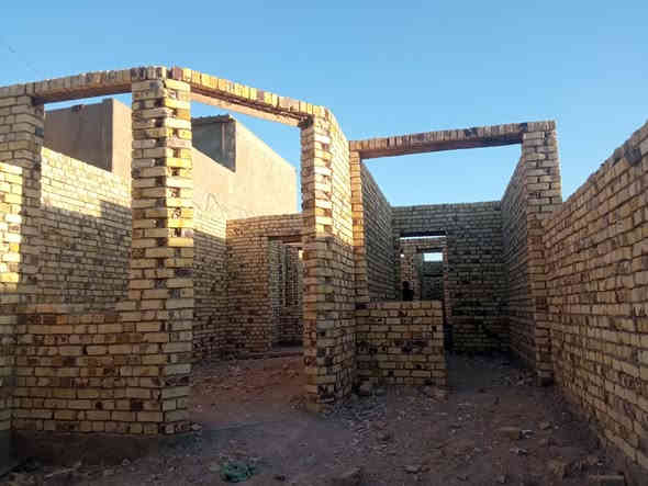 هيكل بشارع المعمل قرب معمل باته مقابل شارع المطار خلف الجامع يبعد عن شارع المعمل 100 متر تقريبا اني كايل بالفيديو 200 اخطأت مساحة الهيكل 130 متر نزال 20 عرض 6 ونص عالي عن الشارع خريطه كلش حلوه موظحه بالفيديو سعره 25 
للاستفسار ***********
