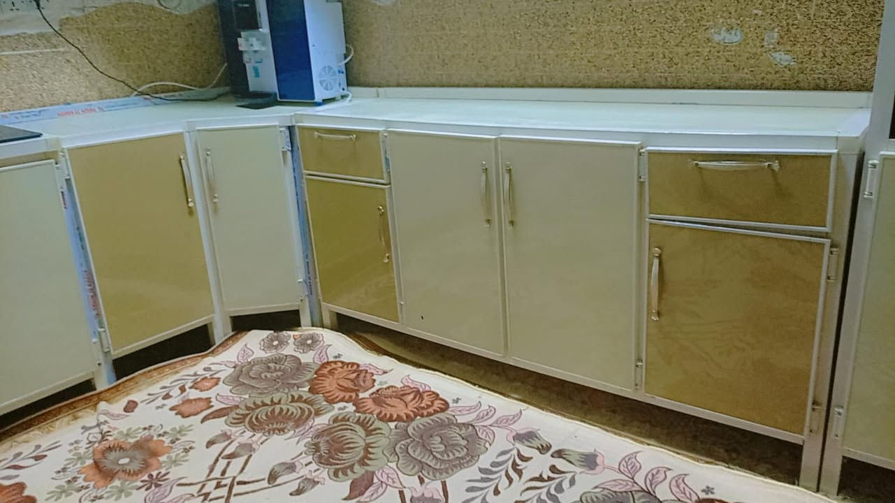 الكاونتر الكريمي ب550 وياه طباخ شغال.                       والجوزي ب130 وبيهن مجال.                                                            رقم ***********
