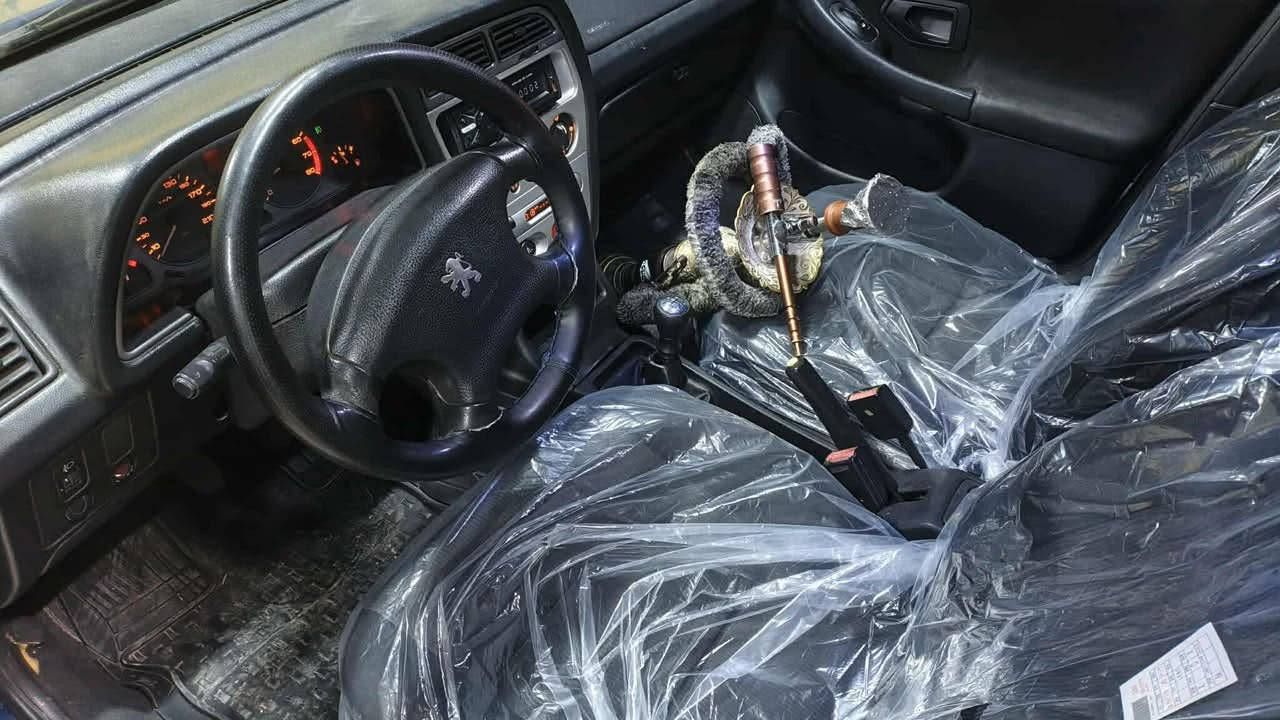 السلام عليكم
للبيع 

بيجو 306 
رقم بغداد مميز
جديده 
بدون صبغ وضربه فقط قماره وجنطه بيها جلح خفيف
محرك كير تبريد شرط
غرفه جديده 
سياره كامله وشرط التحويل
مكان السياره صلاح الدين العلم 
للاستفسار الاتصال ***********

السعر 51 وبيها مجال
