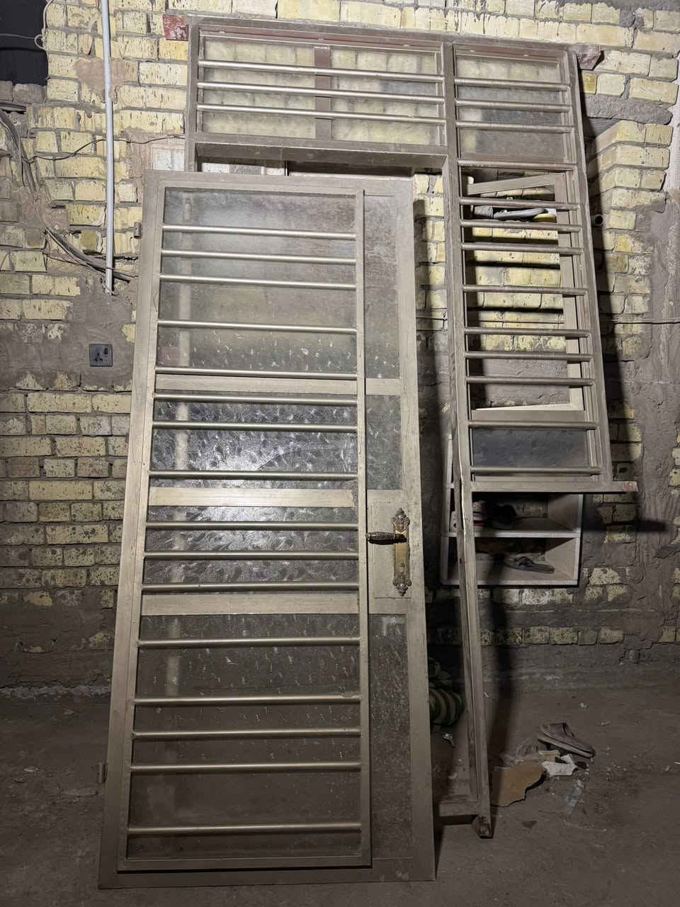 للبيع باب مع شباك وباب وحدة عمل تزكام***********
