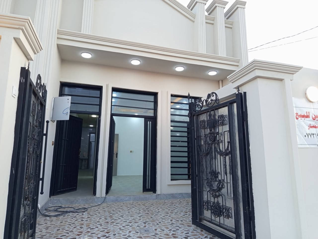 مشتمل طابق واحد بناء حديث مساحة 100م طابو زراعي سند ٢٥ مكاتبه ووكاله ماء وكهرباء وتبليط وخط مولد  استقبال وصاله ومطبخ مشترك وصحيات داخليه وخارجية وغرفة نوم وبيتونه ام العضام شارع السده خلف الصناعه الثالثه السعر 50مليون وبي مجال للشراي للاستفسار خاص او ***********
