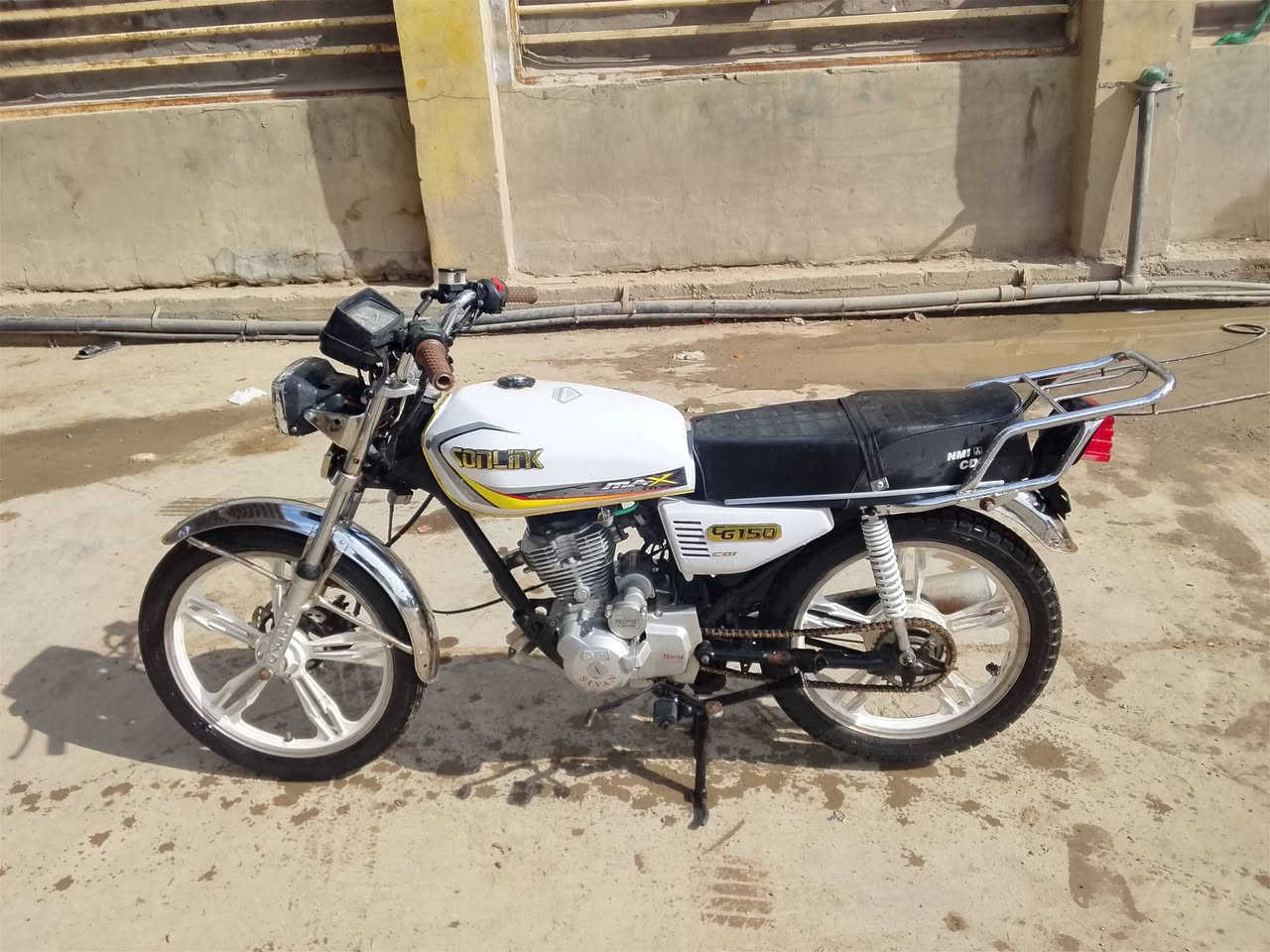 سيفان 5كير موديل 22مكفوله من السرقه
تاخذه من باب البيت سلف هندر كهربائيّات كله شغاله 
عنون الاسكان ***********
سعر 400
