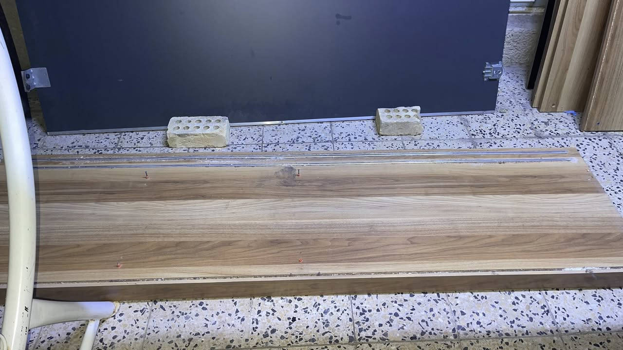 كنتور سلايدات بابين تكون كلها مرايا   وجربايه نفرين بيهن اضرار  ممكن تتصلح وممكن تستفادون من اخشابها تواصلوا خاص او على الرقم ***********
