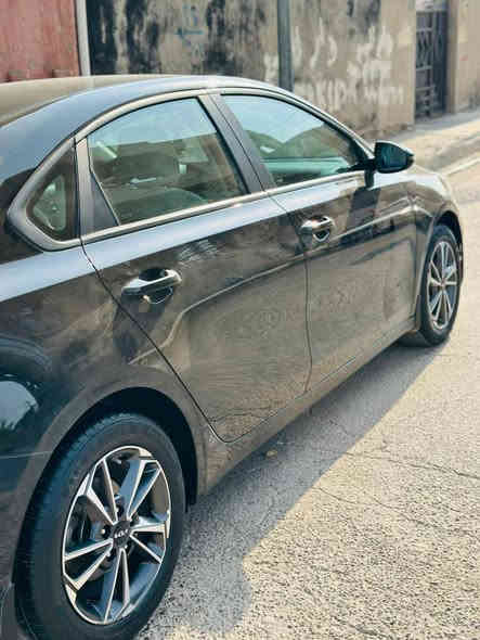 فورتي LXS موديل 2023 السياره ولا قطعه ولا صبغ بس خشم البونيد بارد منفيس باسمي
عدد المسافات 40 الف كيلو ماشيه 
داخل لونين 
وباقي المواصفات معروفه 
السعر 155معه المجال 
هاتف ***********
