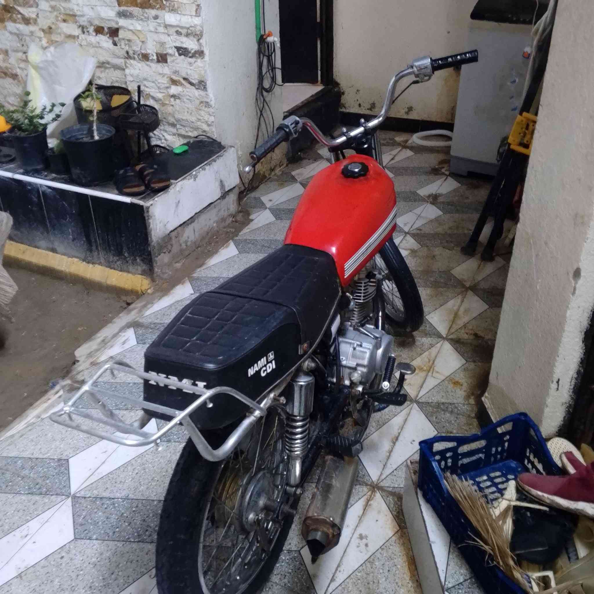 سلام عليكم يراني البيع دوات مكينة مفتوحة مبدل بيهة بس ولفات فقط درجة حلوا ونضيفة مكينة ناعمه شلعا ومعدل شرط طيك درجة لا تبخير ولا تنقيص وشغل هندر واحد شري بلك جديد دهن جديد ويلا خلفي ومامي جديد درجة حلوا سعرها 425وبيهة مجل مكني جزيرة فيروزية وهاذة رقمي ***********
