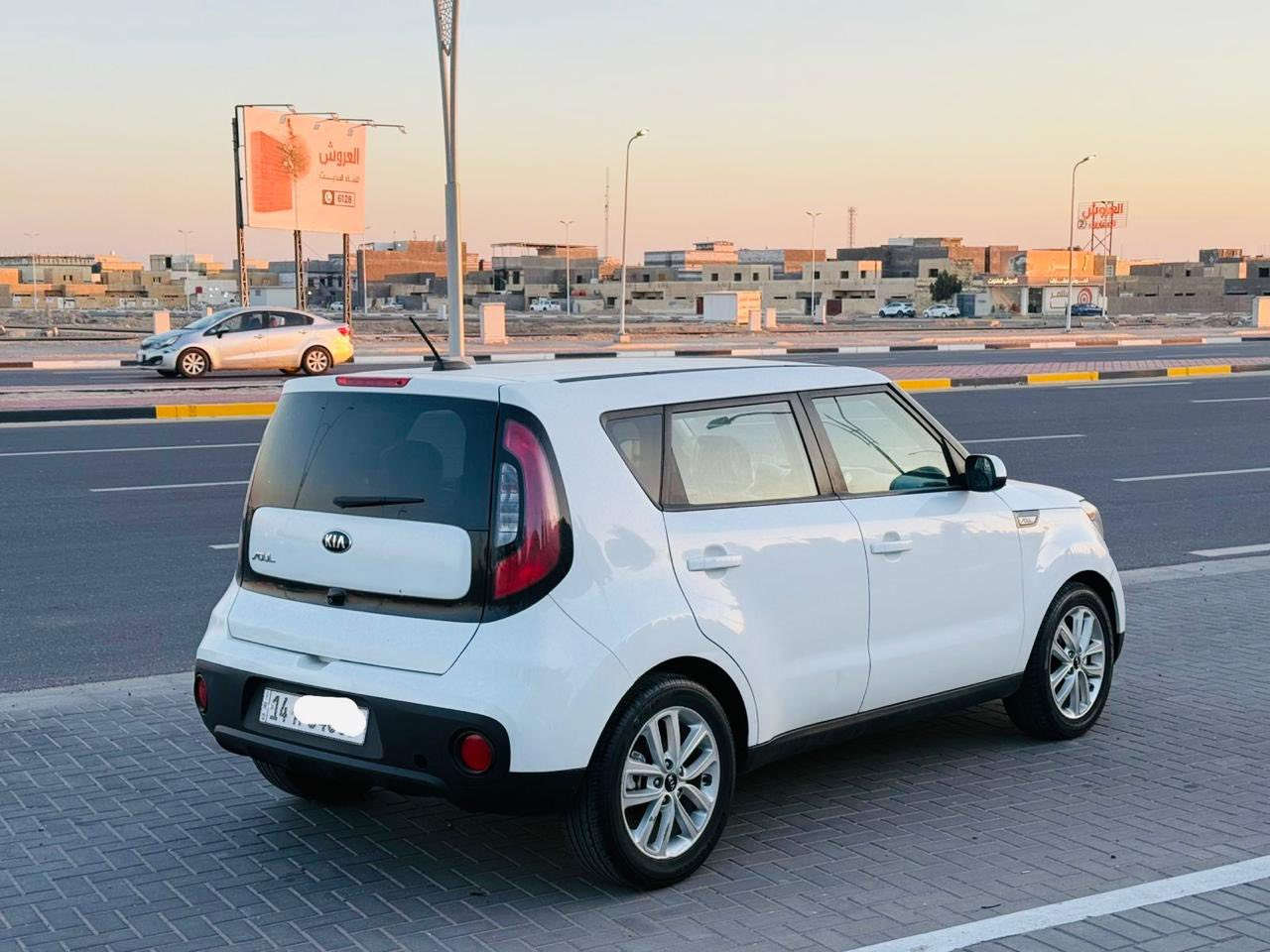 السلام عليكم 
كيا صول موديل 2019
رقم بصره تحويل سنويه ورقم جدد
وارد امريكي بنيد وخشم جاملغ.  
محرك 2000 شاشه جبيره تحكم ستيرن ماشيه 73m جاهزه السياره. تبريد كير محرك حداديه تخم تاير
شراي يخابر ع رقم
مكاني بصره

***********
