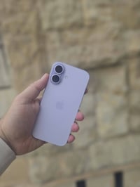 ايفون ١٧ عادي لون بنفسجي الجهاز مكفول بطاريه ١٠٠ ذاكره ٢٥٦ السعر ١٢٧٥٠...