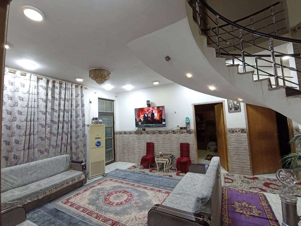 سلام عليكم
طبيت مساحه 250 م  

يتكون من طابقين الطابق الاول صحيات داخليه وخارجيه + غرفتين نوم + استقبال + صاله + مطبخ 

الطابق الثاني غرفه + صاله موزعه على صحيات والغرفه 

البيت طابو زراعي سند 25 

الموقع الشهداء الثالثه شارع الحسينيه الاستفسار على خاص او

 على الرقم /***********
