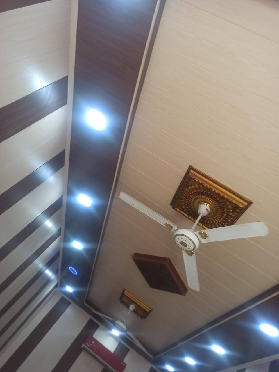 سلام عليكم بيت للبيع في الرضوية الثامنه مساحته 250 متر يحتوي على استقبال وصاله و 3 غرف نوم ومطبخ وتخاريج وكراج للاستفسار ***********
