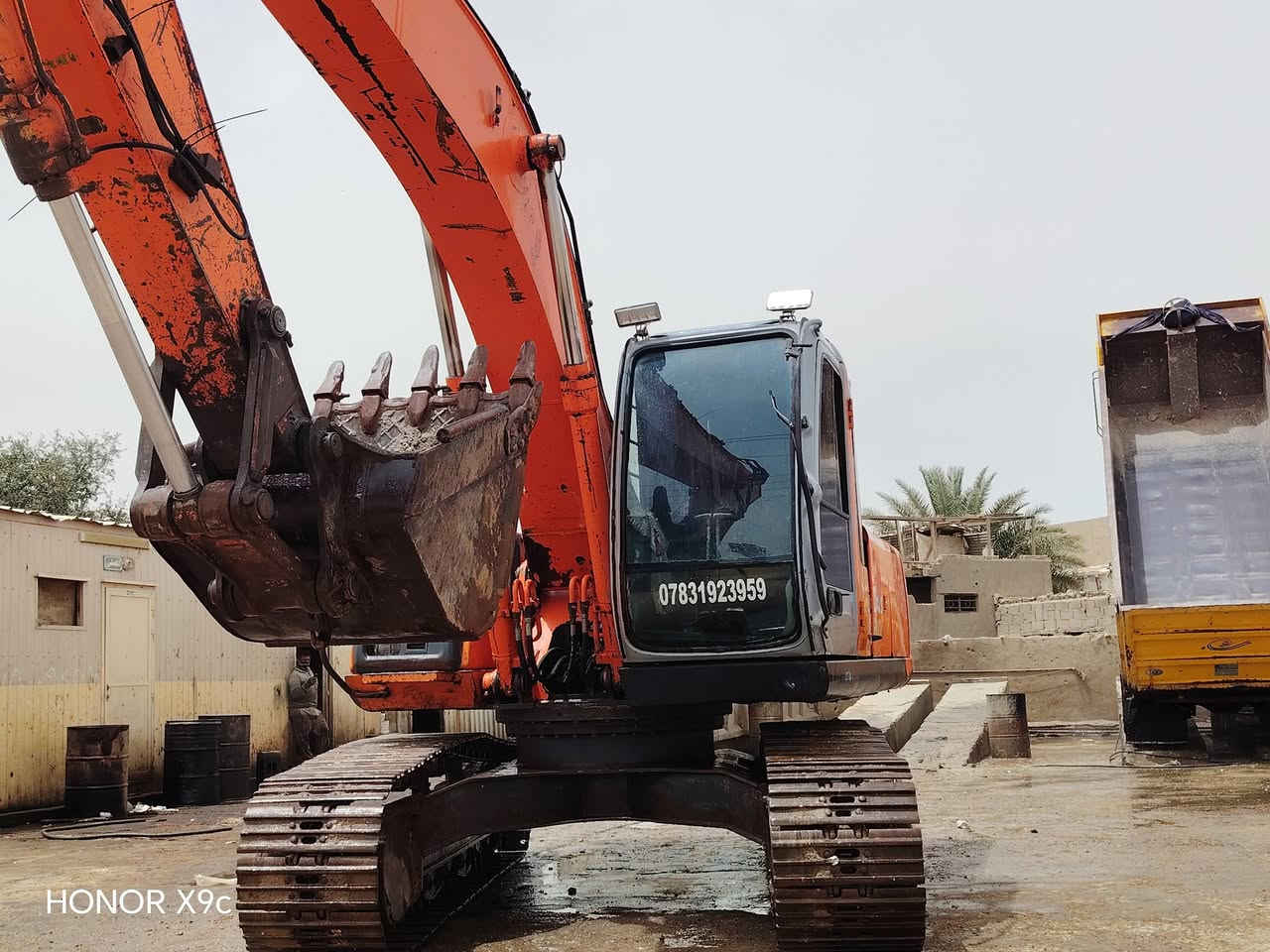 للبيع هيتاشي 210 2002 اصل المكان الرمادي لاستفسار ***********. ***********
