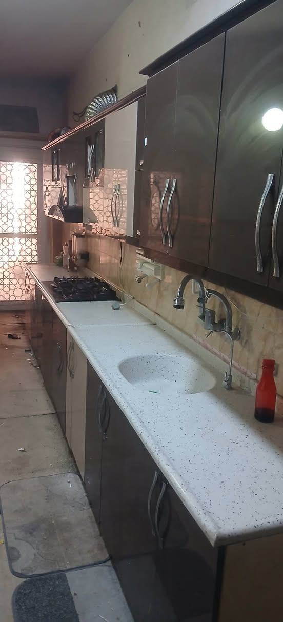 السلام عليكم 
للبيع كاونتر تركي فصال+ مرشحه+ فرن كهربائي اسباني+ سبلت توسوت2 طن+ جهاز جري+ طباخ سطحي 5 عيون المواد بحالة جيده مكاني اليرموك حي الداخليه للاستفسار الاتصال على الرقم *********** متوفر وات ساب
