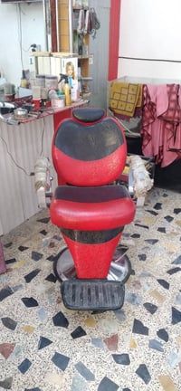 كراسي حلاقة عدد ٢ مع  مري عدد ٤ كما موظحة   الدرك مغلفة للحماية من الت...