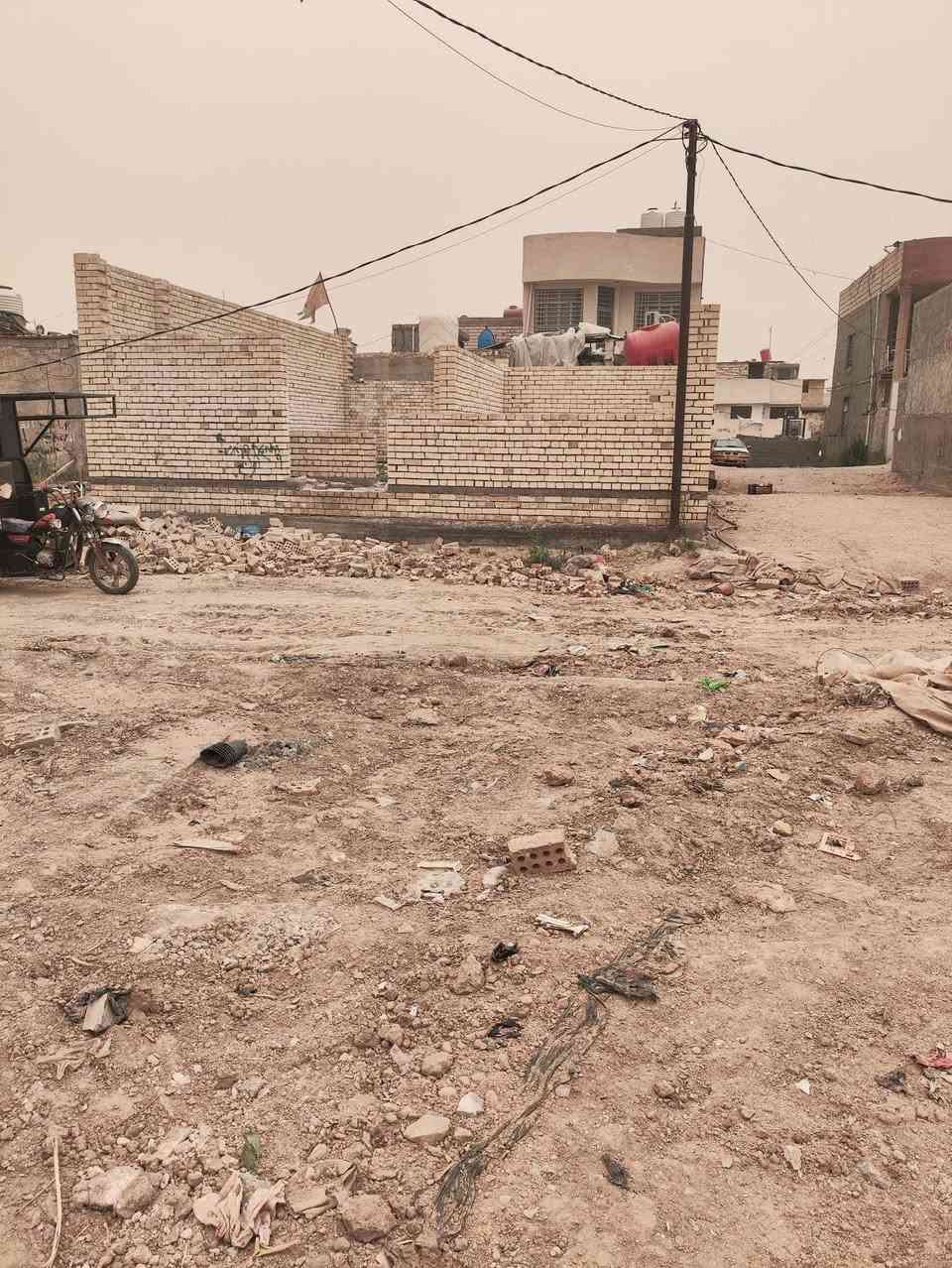 سلام عليكم قطعه ارض للبيع طريق كربلاء بغداد نزلتها من النافوره والها طريق على روضتين والها طريق على مدرسه الغزالي بالودي خدمات كامله ماء بنص القطعه كهرباء يمها مجاري موجوده سند 25اقرار بسمك ثاني يوم المساحه ١٠٠متر السعر ٢٠مليون تبعد عن الإمام ٣كيلو باقي التفاصيل أتصل ***********
