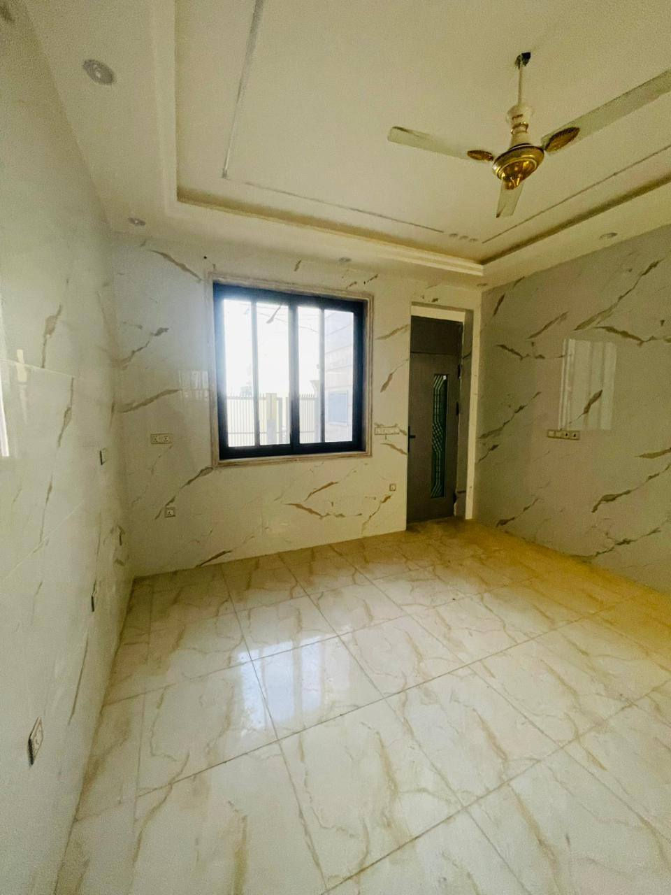 🏘️دار #للبيع  #موقع_مميز

📍 #الموقع:  زوير شارع الغسل قرب اسواق مارينا
تقسيم حسين مارينا 
✨ #المواصفات:  
▫️ المساحـــــــة //  200م 
الواجهـــــــــة // 10م 
الــــــنــــــــزال // 20م
بناء شركة #جوان 
بناء درجه اولى بيبان قاصه
#طـــابـــو زراعي سند 25 
عرض الشارع ١٠ متر تبليط وخدمات كاملة
................
🔹الطابق الارضي 
_ غرفه ماستر  
_ هول 
_ صاله 
_ مطبخ حار وبارد 
_ طارمه 
_ منور بي شلال

🔹الطابق العلوي 
_ سطحين 
_ هول 
_ غرفة عدد اثنين  
---------------------------------
📞 للاستفسار والمعاينة: 
الاتصال على الارقام :
***********☎️ واتساب    
او مراجعة المكتب 
الحلة _ الكرامة الشارع المشجر مجاور اسواق المطار 1 
--------------------------------
✅ نستقبل جميع عروضكم السكنية 🏠 والتجارية 🏡 بكافة مناطق الحلة 
……………………………
