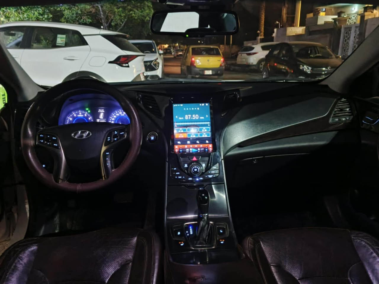 السلام عليكم
ازيرا 2014
رقم بغداد الدولي
 خليجي ماشية 151 
صبغ جنطة وبنيد مال فابلون 
فول موصفات للاخير
 بنراما بصمة بسمي السيارة
مكاني بغداد
الرقم📞 *********** بغداد, العراق
