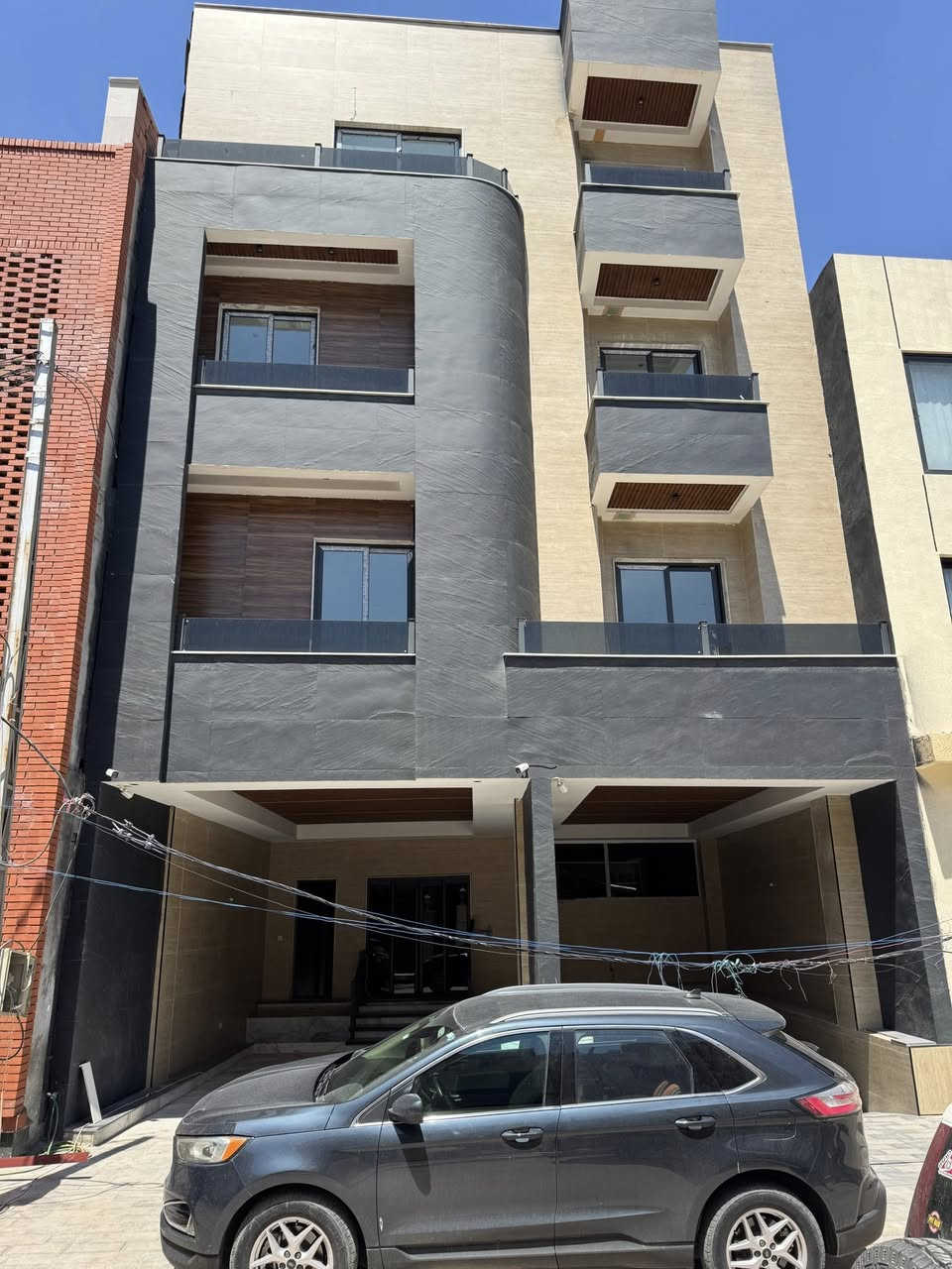 🏡 شقق سكنية للإيجار – بغداد / الجادرية
تتوفر شقق سكنية حديثة صفر بموقع مميز في الجادرية – مربع الرئاسي قرب جسر الطابقين.

🔹 مواصفات الشقة:
• غرفتين نوم
• صالة معيشة
• مطبخ أمريكي
• حمام واحد

🔹 التجهيزات والخدمات:
• كاونتر مطبخ متكامل مع:

* ثلاجة
* مايكروويف
* فرن
* طباخ
* مرشحة مياه
* مكيفات إنفيرتر في جميع الغرف
* نظام دخول ذكي (Smart Home System)
* كراج مغلق للسيارات
* مصعد كهربائي
* درج للطوارئ والخدمة

📍 الموقع:
بغداد – الجادرية – مربع الرئاسي – قرب جسر الطابقين

📞 للاستفسار والحجز:
***********
***********
