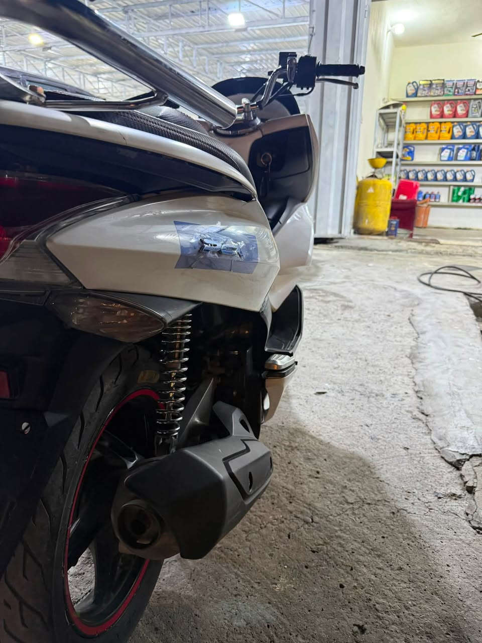 السلام عليكم pcx جيل اول ياباني الدراجه كاملة مكمله مكفوله كفاله  عامه فقط بيها ملاحضات بالكفرات والكفر الامامي هوه ابيض ومغلف ابيض فقط كشن رياضي تجوه رياضيه ادامة اكسل كلجات نوزل فيتبم كلة جديد السعر مليون و250 وبيها مجال بسيط المكان بغداد الحسينية الهاتف *********** متواجد فقط واتساب
