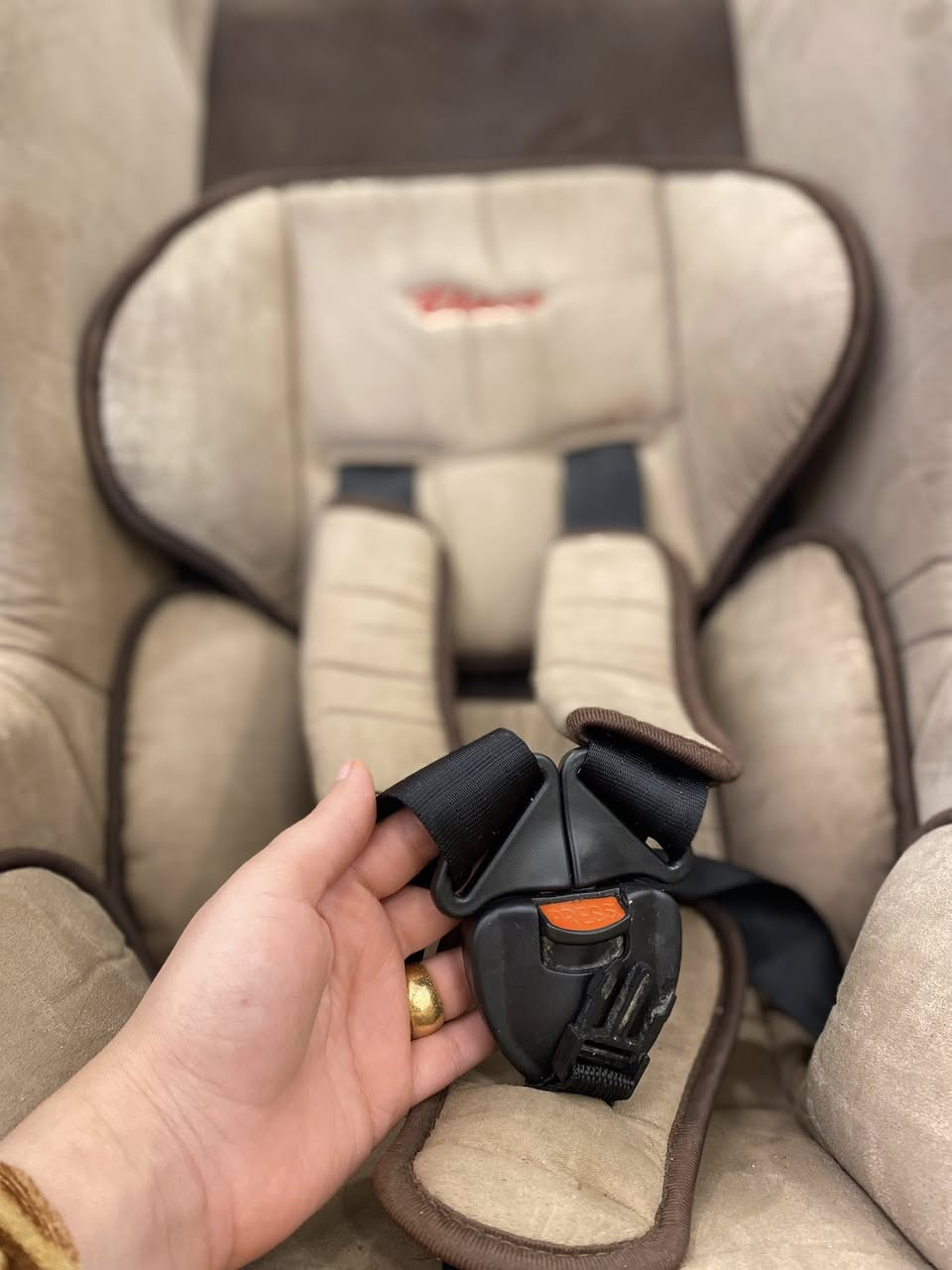 كرسي اطفال ماركة جيكو شاموا يجنن  يكفي لحد عمر خمس سنوات حجم اليده الكبير  يتكبر ويتصغر حسب حجم الطفل اذا سمين او ضعيف او صغير ... توجد عتلة تحت الكرسي لجعل الكرسي منام او وسط او جلوس حسب وضعية الطفل اريده ب٥٠ الف مكاني بغداد الشعب ❤️❤️


**إذا كنت صاحب هذا الإعلان وتريد حذفه لأي سبب، رجاءا أرسل رسالة إلى الدعم الفني**